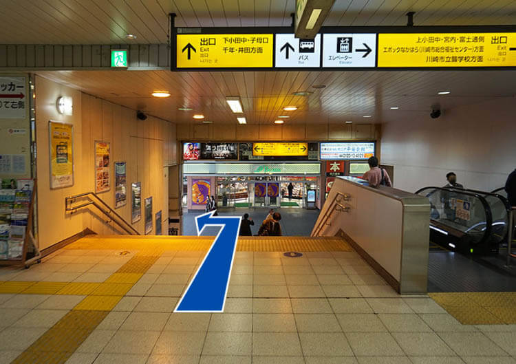 武蔵中原駅改札を出て階段を下りて左に曲がります