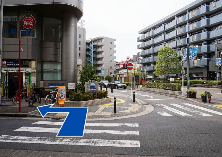 駅を出て左にまがります