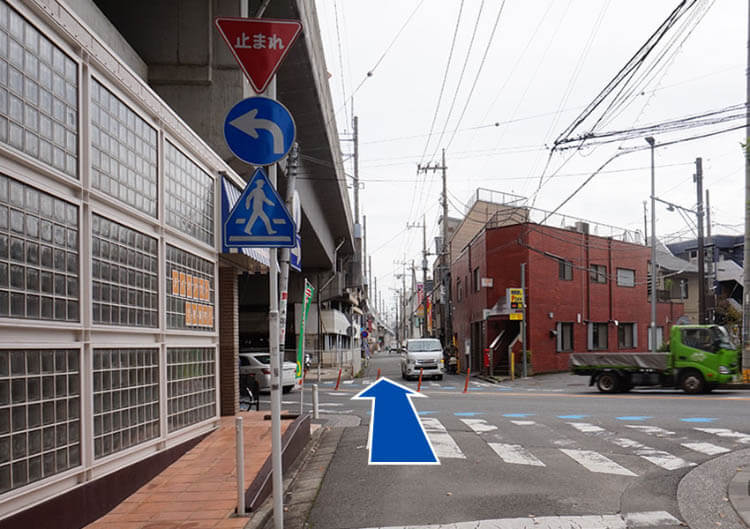 左手の横断歩道を渡り、線路沿いに直進します