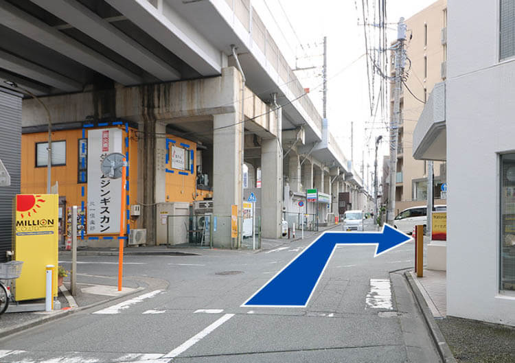 手前にジンギスカン、奥にファミリーマートが見える十字路を右に曲がります