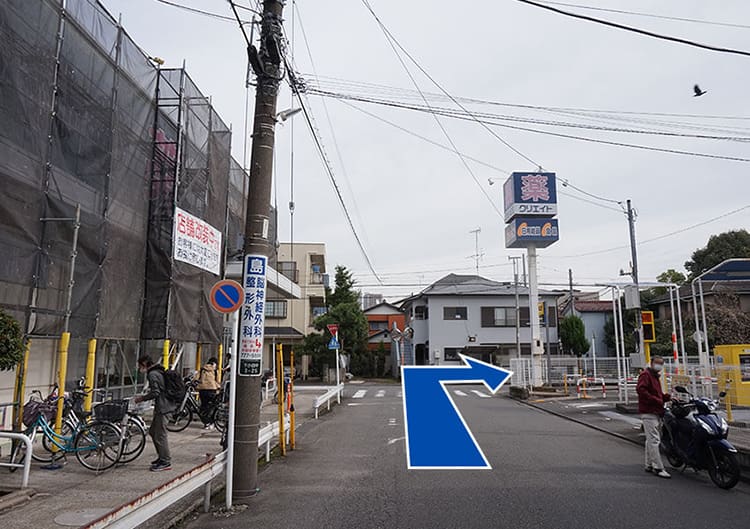 クリエイトを左に見て、右に曲がります