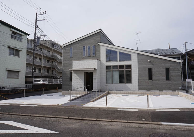 クリエイト駐車場の奥にクリニックがございます