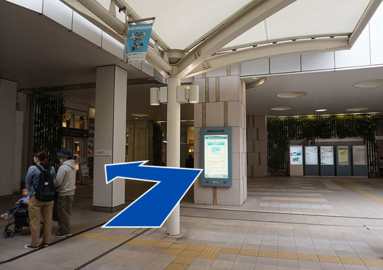 突き当りを左に曲がります