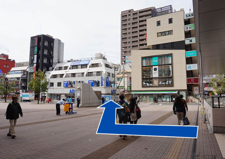 広場に出て、右方向に進みます