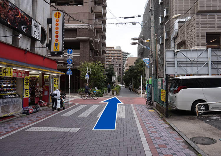 交差点を直進します