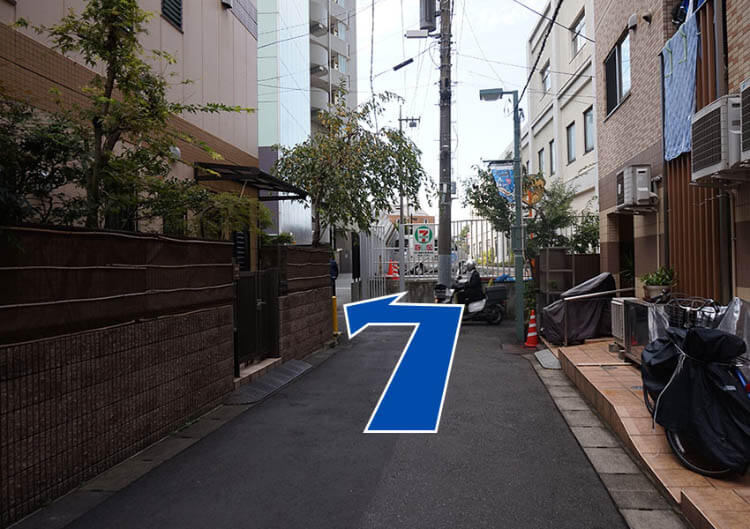 セブンイレブンの看板がある突き当りを左にまがります