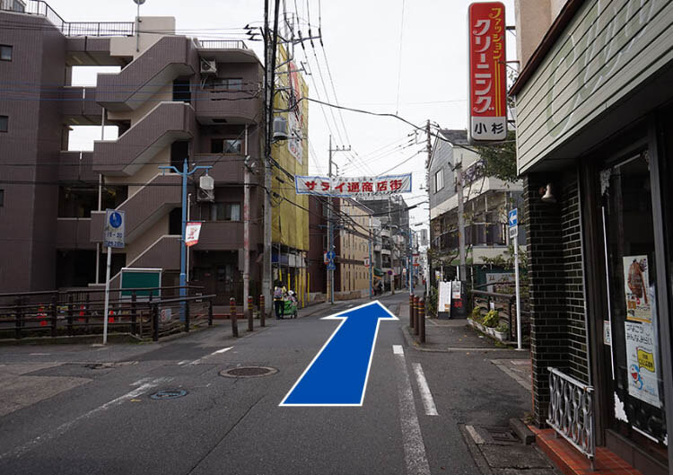 サライ通商店街を真っすぐ道なりに進みます