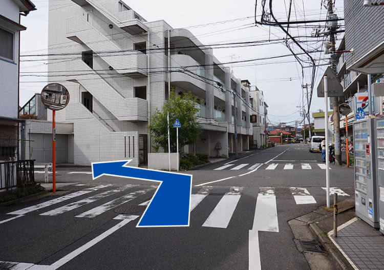 信号を3つ越え、奥にセブンイレブンが見える交差点を左に曲がります