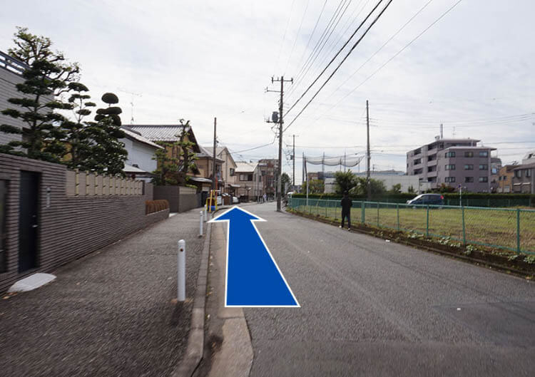 道なりに直進します