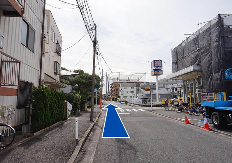 クリエイトを右に見て、直進し、駐車場奥がクリニックです