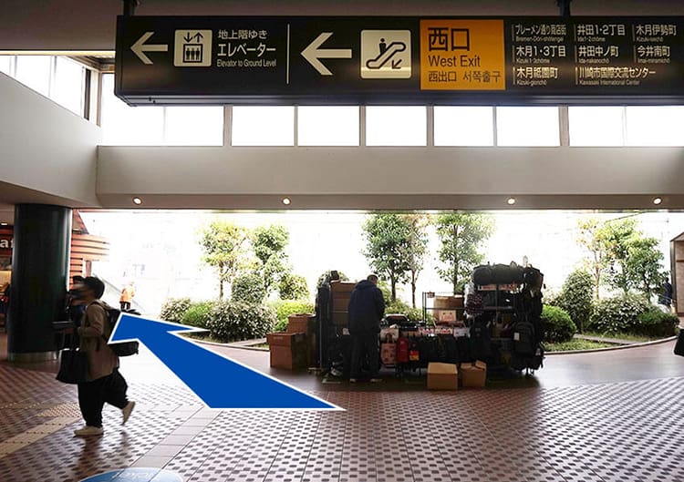 元住吉改札を出て、左方向に進みます