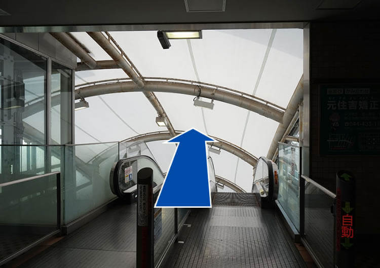 エスカレーターで下に下ります