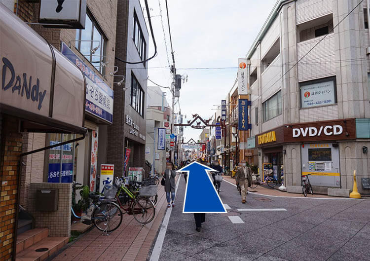 ブレーメン通りを直進します