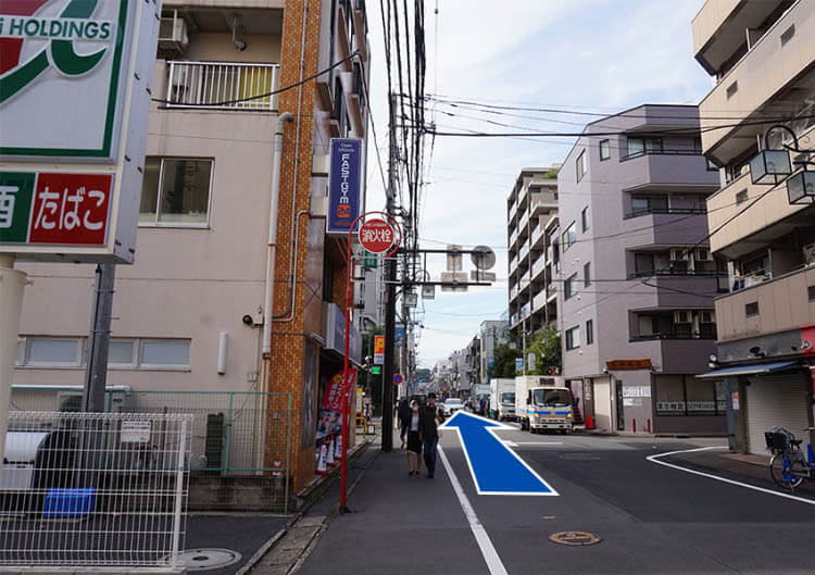 左手にセブンイレブンを見える先の信号まで直進します