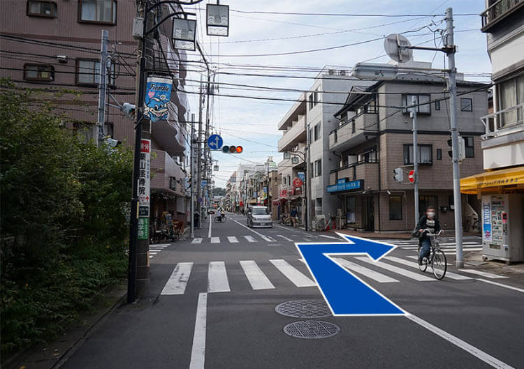 セブンイレブンを過ぎた信号を右に曲がります