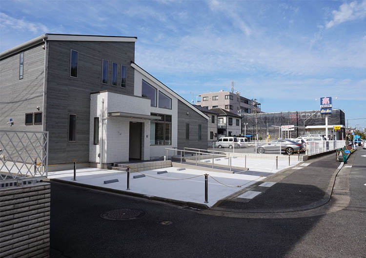 3つ目の信号を越え、左手にクリニックがございます